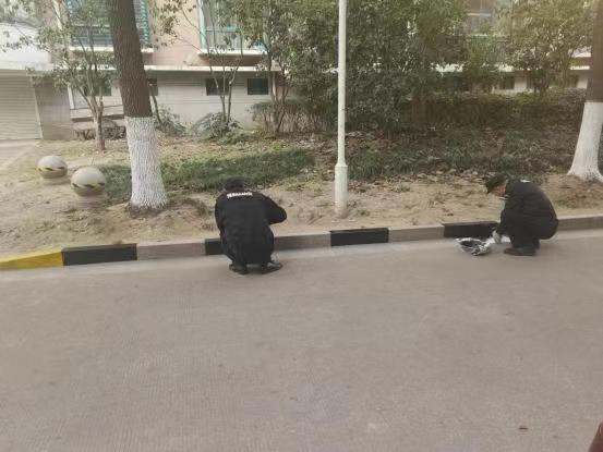 長(zhǎng)江花城社區(qū)：為路牙添“新衣”...